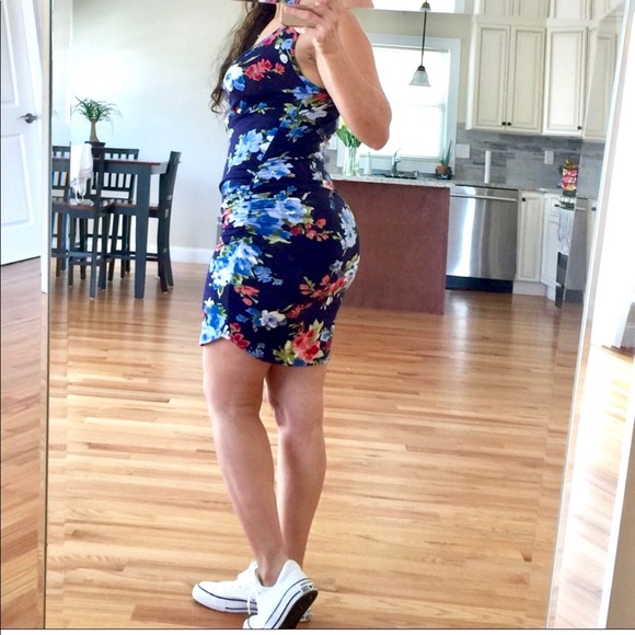 October Love Blue Floral Sleevesless ruched Dress - Picture 4 of 6